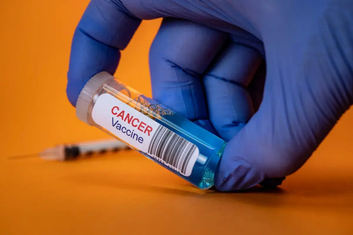 Vaccin personalizat pe bază de ARNm a prevenit recidiva cancerului în studiu clinic