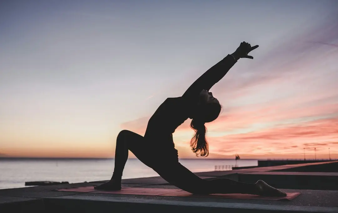 Yoga în 15 minute: rutina simplă care aduce liniște imediată