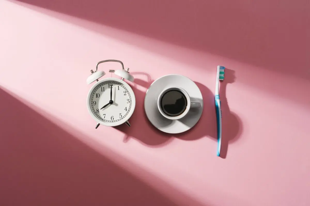 De ce e periculos să te speli pe dinți imediat după cafea?