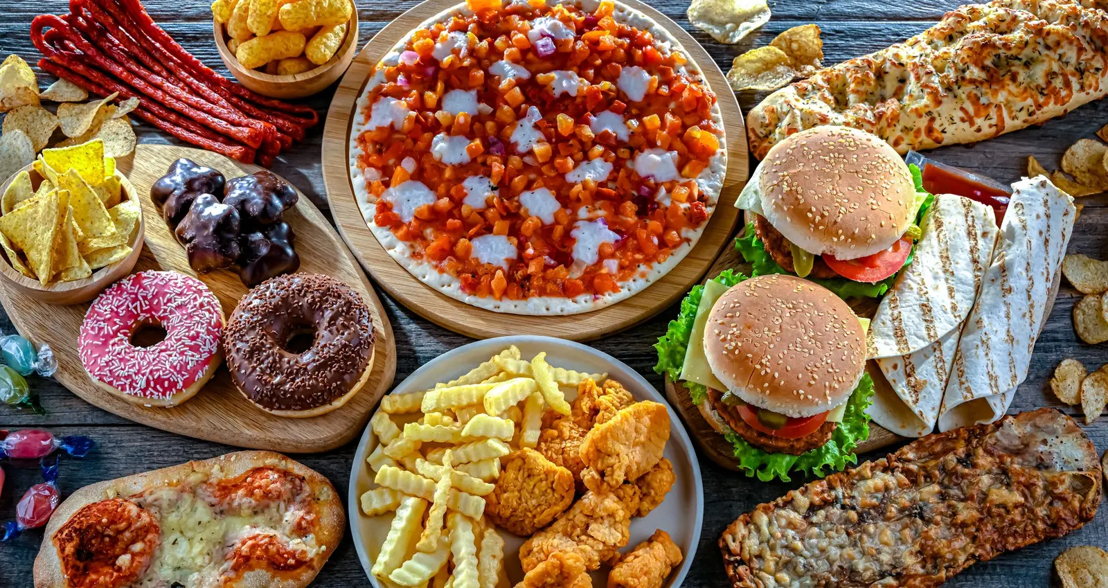 Studiu pe 460.000 de persoane: legătura dintre alimentele ultraprocesate și cancerul de colon